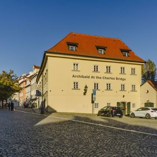 ARCHIBALD AT THE CHARLES BRIDGE Praha (2)