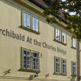 ARCHIBALD AT THE CHARLES BRIDGE Praha (4)