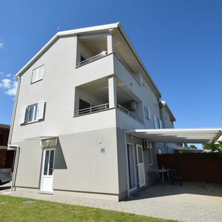 Apartmanok Parkolóhellyel Vantacici, Krk - 19386 Vantačići (4)