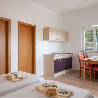 Apartmanok Parkolóhellyel Splitska, Brac - 21974 Splitska (4)