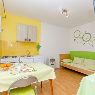 Apartment Green Rustic Split (5)