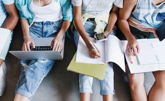 Obrazek - Kredyt gotówkowy na edukację vs. raty 0% i karta kredytowa – co wybrać?