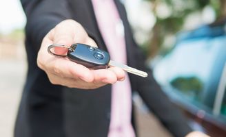 Obrazek - Kredyt gotówkowy na EV a kredyt samochodowy – co daje większą elastyczność?