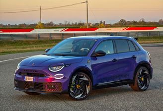 Test Abarth 600e tor Balocco Proving Ground