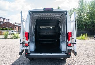 Przestrzeń ładunkowa w busie