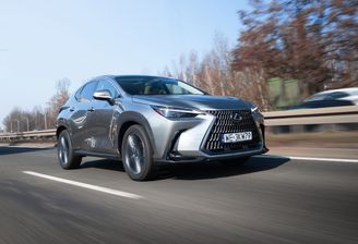 Lexus NX 450h+ E-FOUR Omotenashi