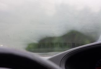 zaparowane szyby w aucie