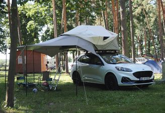 Ford Kuga z bagażnikiem dachowym Thule