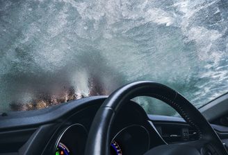 zamarznięta szyba w aucie