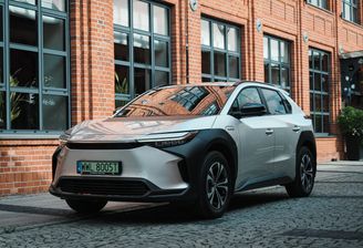 elektryczna Toyota bZ4X 2023