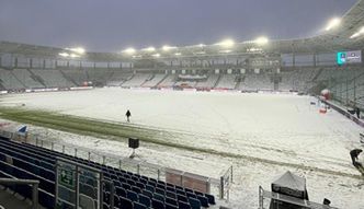 Burza śnieżna w Płocku. Stadion Wisły zasypany, na mecz z Wartą Poznań nie było szans (foto)