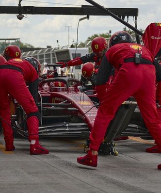 1000 pit-stopów w fabryce Ferrari. Mechanicy chcą osiągnąć perfekcję