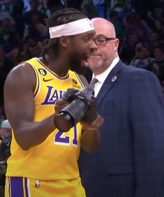 Gracz Lakers nie wytrzymał. Chwycił aparat i poszedł do sędziego