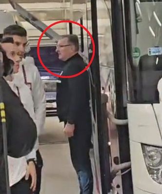 Będziesz zaskoczony. Zobacz, kto stał przy autobusie polskich piłkarzy