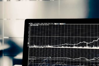 Polska z obniżonym ratingiem S&P. Co to oznacza dla Kowalskiego?