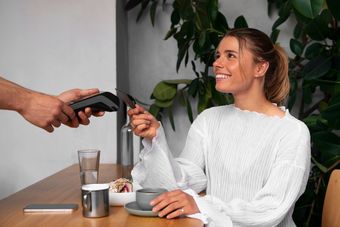 Płać kartą BNP i odbieraj e-kody Allegro. Sprawdź, jak zyskać 400 zł!