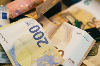 Wypłacam euro z Euronetu – taniej niż w kantorze?