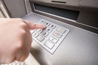 Puste przyciski w bankomatach – czy skrywają tajne funkcje?