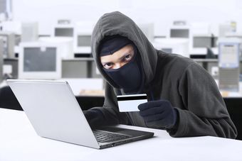 Jeden błąd i tracisz oszczędności! Tak działają internetowi oszuści