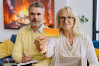 Karty kredytowe, z którymi możesz jednocześnie wydawać i zyskiwać