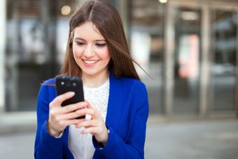 Fiskus potwierdza: w tych przypadkach telefon można wpisać w koszty!