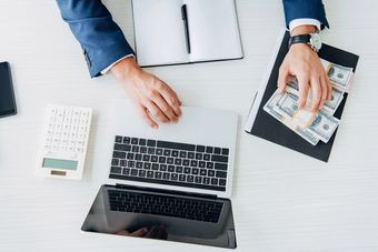 Czy kredyt gotówkowy online jest tańszy niż standardowy?