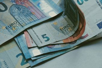 Wypłacam euro z Euronetu – taniej niż w kantorze?