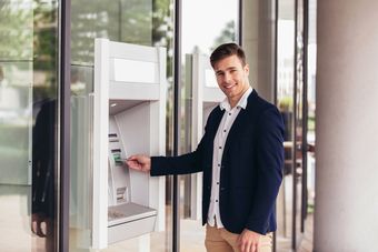 Tłumy przed bankomatami! Czy banki mają powód do niepokoju?