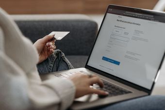 Kredyt konsolidacyjny z dodatkową gotówką - kiedy ma sens?