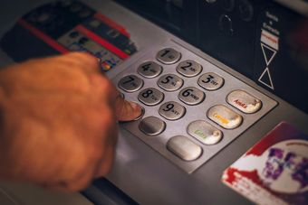 Jak wypłacić blikiem z bankomatu? Praktyczny przewodnik