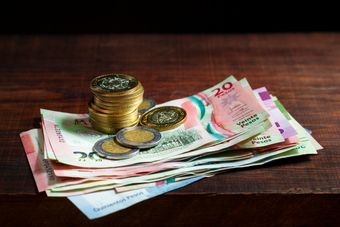 Spłacasz kredyt w walucie? Gdzie wybrać najtańsze konto walutowe