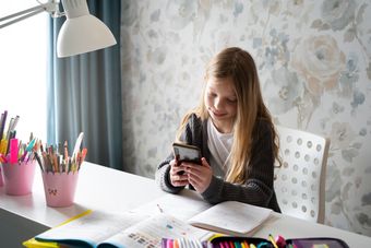 Smartfon już w przedszkolu. Nowe badanie pokazuje skalę zjawiska