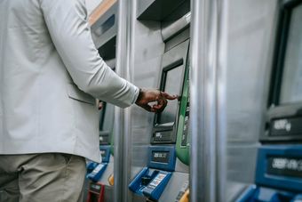 Bankomaty pełne pułapek! Oto, na co musisz uważać podczas wypłaty