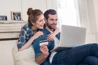 Czy podawanie numeru karty jest bezpieczne podczas transakcji online?