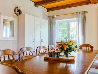 Całoroczny dom nad jeziorem z ogrodzoną posesją w sercu Mazur