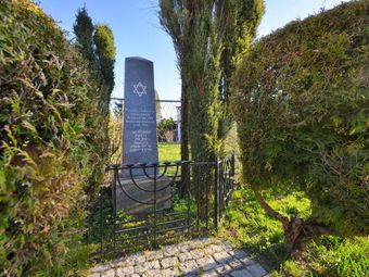 Pomnik w miejscu synagogi