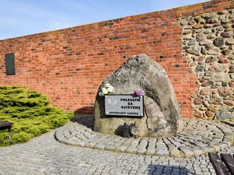 Pomnik i tablice upamiętniające historię miasta Lubin