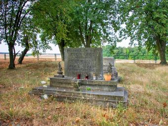  Cmentarz wojenny w Młodziejowie
