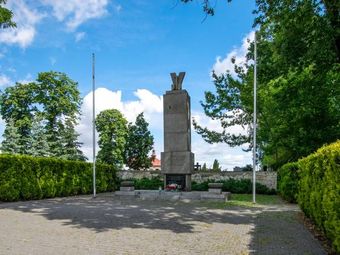 Pomnik ku czci żołnierzy, którzy walczyli o Wolną Polskę - Piaski
