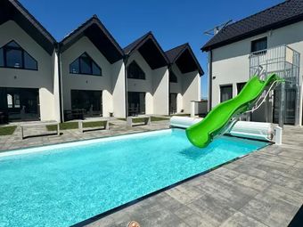 Domki Aurora klimatyzowane, z podgrzewanym basenem i zjeżdżalnią wodną