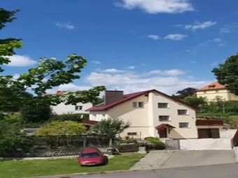 Dom z altaną w ogródku