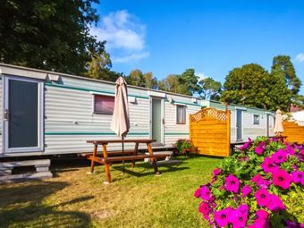 Dom wczasowy oraz domki letniskowe Pustkowo