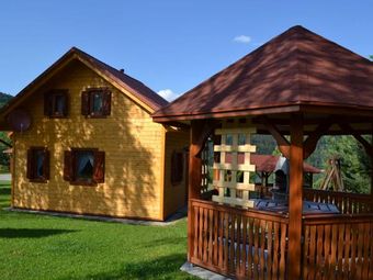 Domki letniskowe nad jeziorem koło Wysowej
