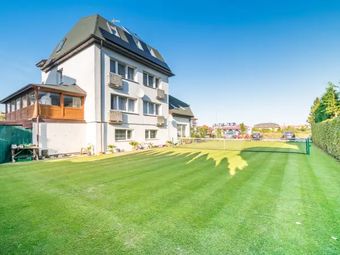 Pod zielonym daszkiem