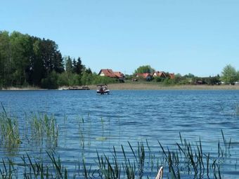 Dom letniskowy nad jeziorem.
