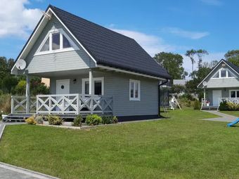 Szary Domek Nad Jeziorem