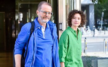 Pokazała się z narzeczoną. Znany ojciec im kibicuje