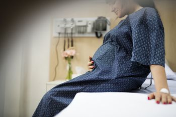 Wsparcie dla rodziców wcześniaków. Gdzie go szukać i jak je ofiarować? Rozmowa z psychologiem