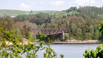 Zatopiona wioska, amunicja i most donikąd - tajemnice Jeziora Pilchowickiego