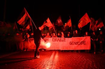 Działo się w nocy. Zawrzało na ulicach miast w Europie po akcji Izraela